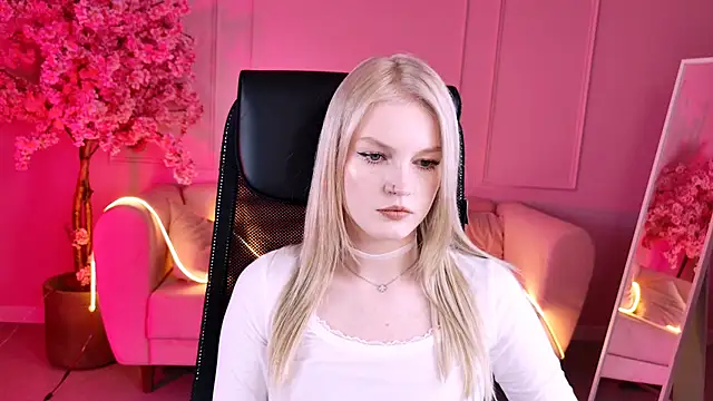 Snapshot of GraceGlamour chatting on 11-12-25, 01:11 GraceGlamour online show from 11-12-25, 01:11