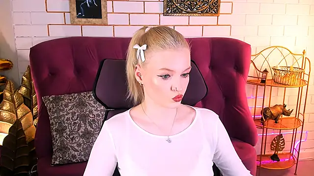 Snapshot of GraceGlamour chatting on 11-28-25, 01:03 GraceGlamour online show from 11-28-25, 01:03