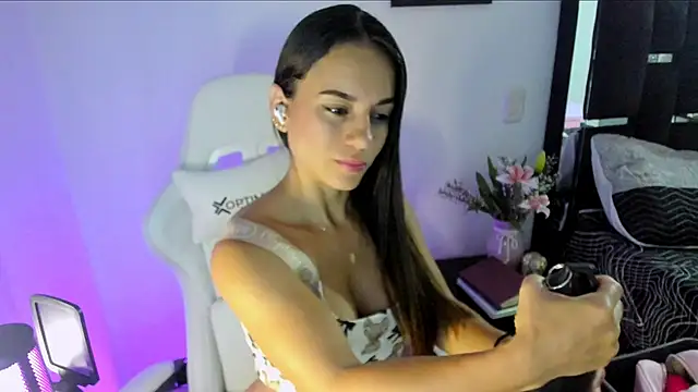 Snapshot of Sara_lopez_28 chatting on 03-21-26, 11:04 Sara lopez 28 online show from 03-21-26, 11:04
