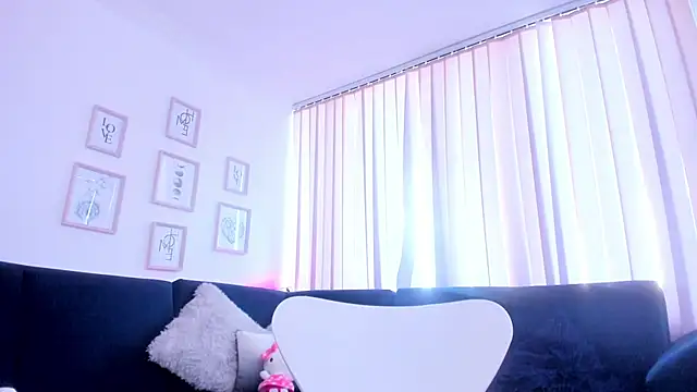 Snapshot of Valentina_Se chatting on 12-15-24, 08:36 Valentina Se online show from 12-15-24, 08:36