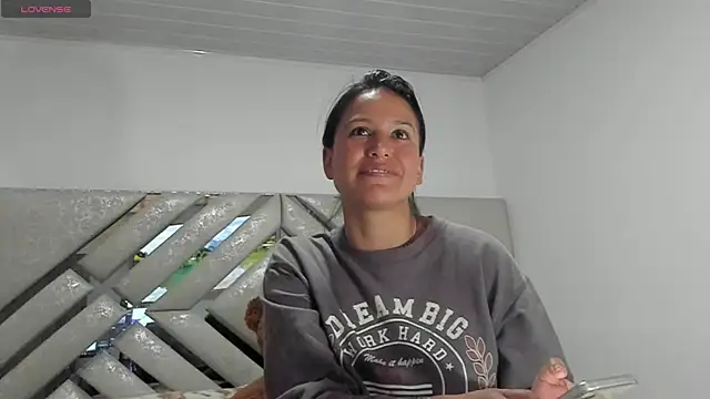 Snapshot of sharoncute1 chatting on 06-11-26, 10:30 sharoncute1 online show from 06-11-26, 10:30