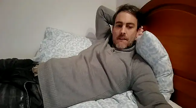 Snapshot of basquehotboy chatting on 12-27-24, 04:43 basquehotboy online show from 12-27-24, 04:43