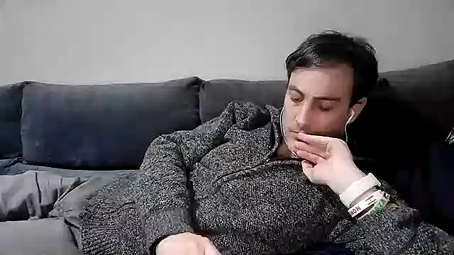 Snapshot of basquehotboy chatting on 01-27-25, 09:22 basquehotboy online show from 01-27-25, 09:22