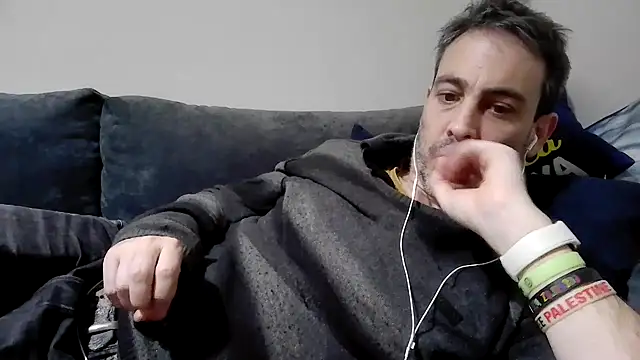 Snapshot of basquehotboy chatting on 02-01-25, 11:27 basquehotboy online show from 02-01-25, 11:27