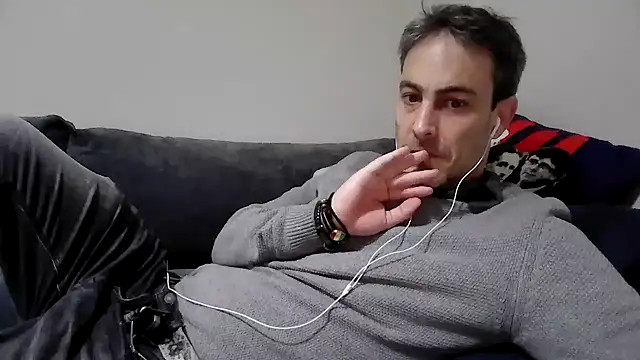 Snapshot of basquehotboy chatting on 02-06-25, 09:38 basquehotboy online show from 02-06-25, 09:38