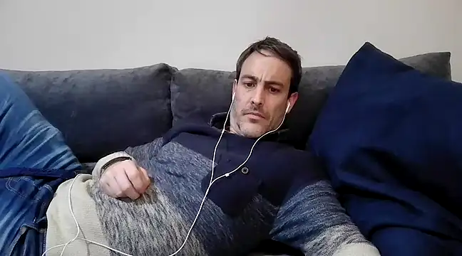 Snapshot of basquehotboy chatting on 03-14-25, 11:00 basquehotboy online show from 03-14-25, 11:00