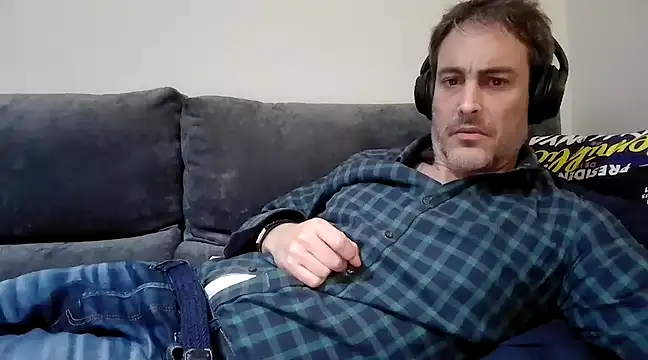 Snapshot of basquehotboy chatting on 03-15-25, 10:44 basquehotboy online show from 03-15-25, 10:44