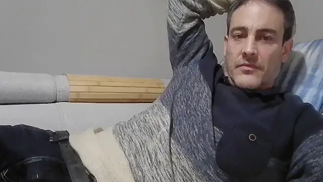 Snapshot of basquehotboy chatting on 11-25-25, 11:05 basquehotboy online show from 11-25-25, 11:05