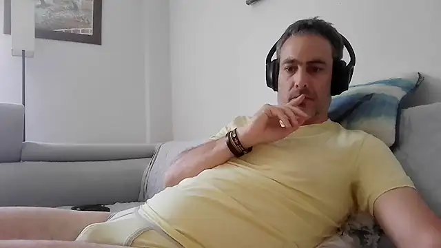 Snapshot of basquehotboy chatting on 04-15-26, 10:33 basquehotboy online show from 04-15-26, 10:33