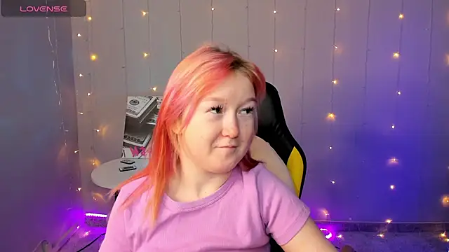 Snapshot of Sara_Robinson chatting on 02-07-25, 10:08 Sara Robinson online show from 02-07-25, 10:08