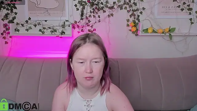 Snapshot of Sara_Robinson chatting on 09-26-25, 02:37 Sara Robinson online show from 09-26-25, 02:37