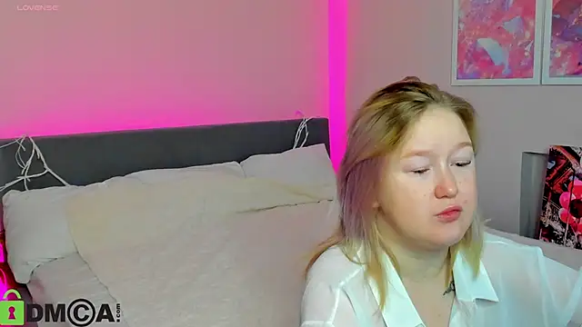 Snapshot of Sara_Robinson chatting on 10-13-25, 02:44 Sara Robinson online show from 10-13-25, 02:44