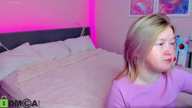 Snapshot of Sara_Robinson chatting on 10-14-25, 02:34 Sara Robinson online show from 10-14-25, 02:34