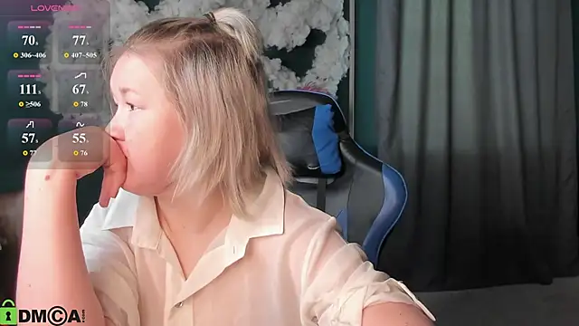 Snapshot of Sara_Robinson chatting on 06-18-26, 09:14 Sara Robinson online show from 06-18-26, 09:14