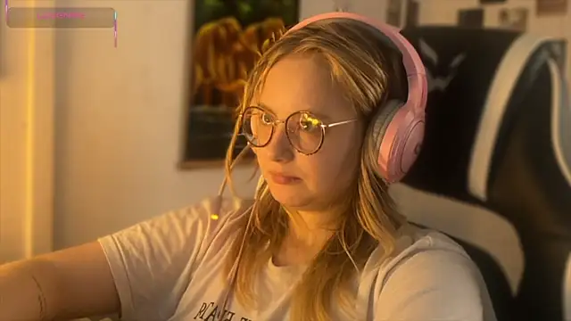 Snapshot of JacyWinslat chatting on 09-18-25, 02:19 JacyWinslat online show from 09-18-25, 02:19