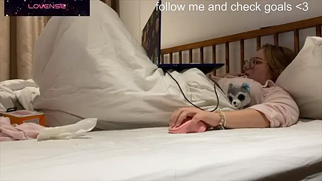 JacyWinslat online show from 12-18-25, 02:45