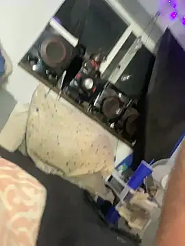 Snapshot of Cutebitch@xh chatting on 04-12-26, 05:23 Cutebitchxh online show from 04-12-26, 05:23