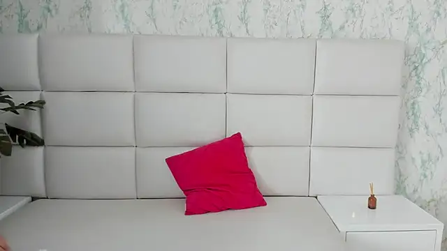 Snapshot of MIA__SAENZ chatting on 12-23-24, 01:24 MIA SAENZ online show from 12-23-24, 01:24