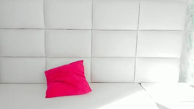 Snapshot of MIA__SAENZ chatting on 01-05-25, 12:31 MIA SAENZ online show from 01-05-25, 12:31