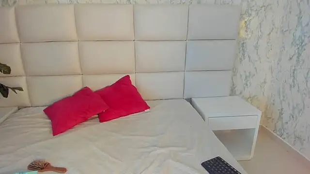 Snapshot of MIA__SAENZ chatting on 01-16-25, 12:20 MIA SAENZ online show from 01-16-25, 12:20