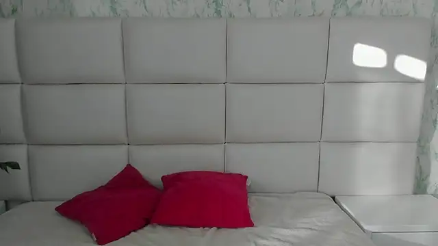 Snapshot of MIA__SAENZ chatting on 01-17-25, 11:59 MIA SAENZ online show from 01-17-25, 11:59