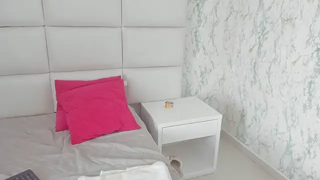 Snapshot of MIA__SAENZ chatting on 03-01-25, 03:38 MIA SAENZ online show from 03-01-25, 03:38