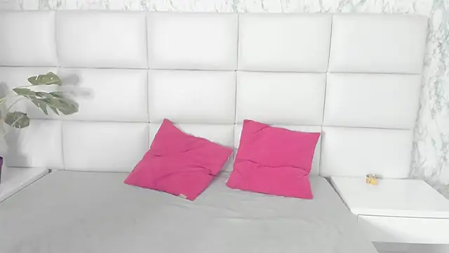 Snapshot of MIA__SAENZ chatting on 03-03-25, 12:27 MIA SAENZ online show from 03-03-25, 12:27