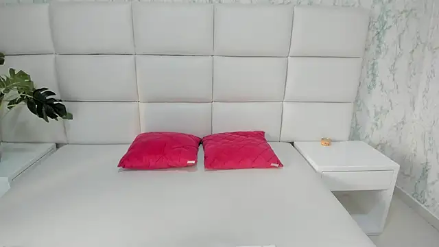 Snapshot of MIA__SAENZ chatting on 03-13-25, 12:02 MIA SAENZ online show from 03-13-25, 12:02