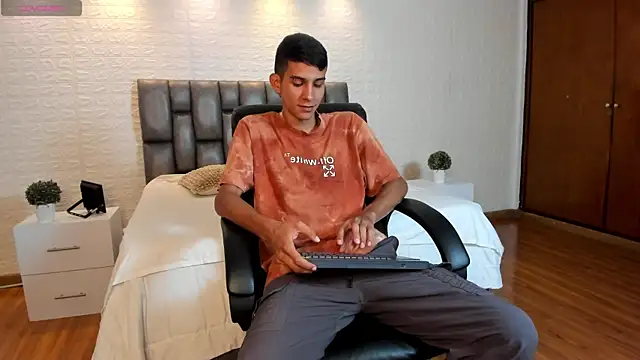 Aaron Scoot online show from 04-13-26, 08:58