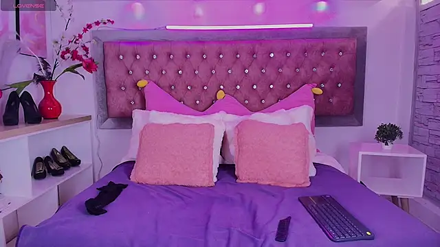 Snapshot of EmmaWilder chatting on 09-30-25, 09:42 EmmaWilder online show from 09-30-25, 09:42