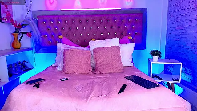 Snapshot of EmmaWilder chatting on 10-21-25, 09:48 EmmaWilder online show from 10-21-25, 09:48