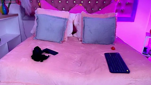 Snapshot of EmmaWilder chatting on 10-24-25, 09:22 EmmaWilder online show from 10-24-25, 09:22