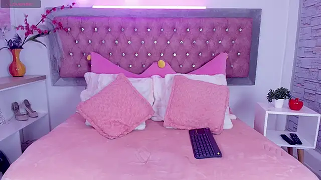 Snapshot of EmmaWilder chatting on 11-02-25, 09:06 EmmaWilder online show from 11-02-25, 09:06