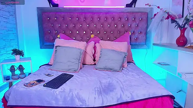 Snapshot of EmmaWilder chatting on 11-12-25, 08:41 EmmaWilder online show from 11-12-25, 08:41