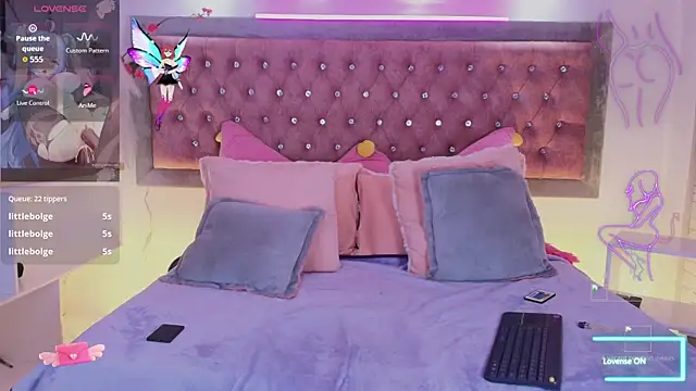 Snapshot of EmmaWilder chatting on 11-18-25, 08:35 EmmaWilder online show from 11-18-25, 08:35