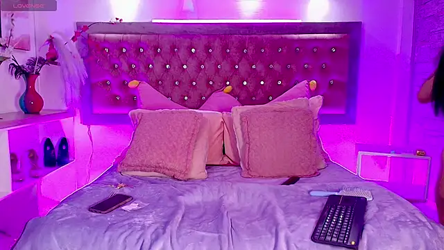 Snapshot of EmmaWilder chatting on 11-19-25, 08:31 EmmaWilder online show from 11-19-25, 08:31