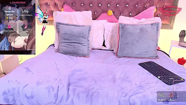 Snapshot of EmmaWilder chatting on 11-22-25, 08:52 EmmaWilder online show from 11-22-25, 08:52