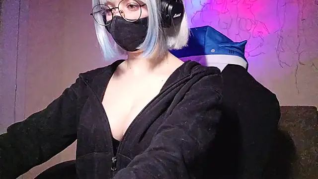 Snapshot of DanaWard chatting on 10-26-25, 10:15 DanaWard online show from 10-26-25, 10:15