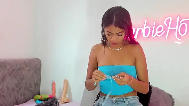 BarbieHotLaura online show from 10-11-25, 05:33