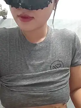 Snapshot of girldam95 chatting on 07-18-26, 04:05 girldam95 online show from 07-18-26, 04:05