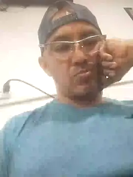 Snapshot of exmilitary chatting on 01-28-25, 01:18 exmilitary online show from 01-28-25, 01:18