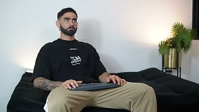 Snapshot of Austin_bolt chatting on 10-13-25, 01:16 Austin bolt online show from 10-13-25, 01:16