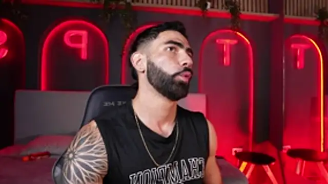 Snapshot of Austin_bolt chatting on 10-15-25, 02:44 Austin bolt online show from 10-15-25, 02:44