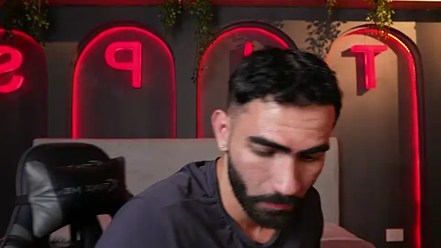 Snapshot of Austin_bolt chatting on 10-28-25, 03:32 Austin bolt online show from 10-28-25, 03:32