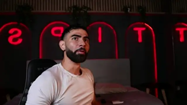 Snapshot of Austin_bolt chatting on 11-26-25, 02:45 Austin bolt online show from 11-26-25, 02:45