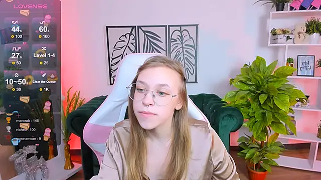 Snapshot of LayriantaVee chatting on 01-19-25, 01:12 LayriantaVee online show from 01-19-25, 01:12