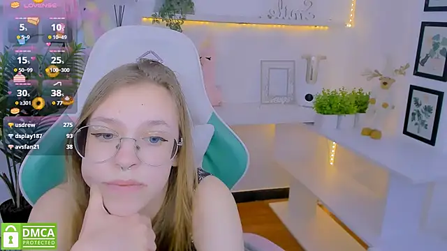 Snapshot of LayriantaVee chatting on 01-29-25, 01:07 LayriantaVee online show from 01-29-25, 01:07