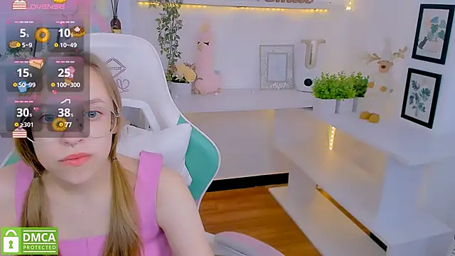 Snapshot of LayriantaVee chatting on 02-10-25, 07:04 LayriantaVee online show from 02-10-25, 07:04