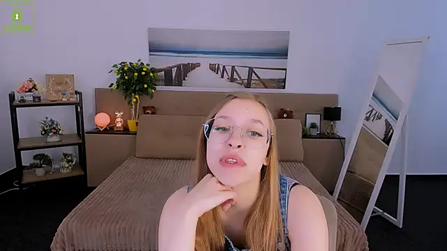 Snapshot of LayriantaVee chatting on 03-05-25, 06:54 LayriantaVee online show from 03-05-25, 06:54