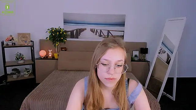 Snapshot of LayriantaVee chatting on 03-05-25, 01:06 LayriantaVee online show from 03-05-25, 01:06